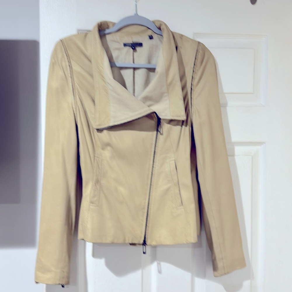 VinceWomen leather jacket cream size m.  100 leather was used